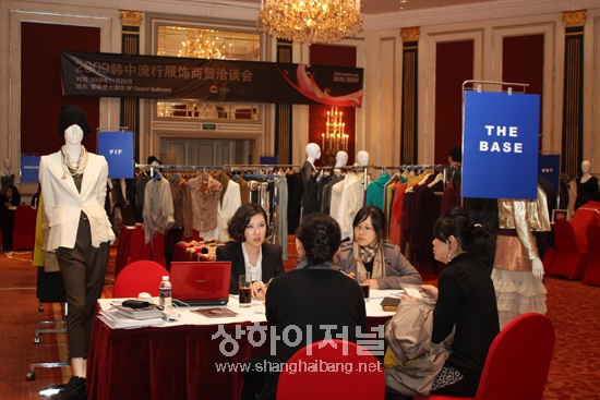 지난 20일 상하이 태평양쉐라톤호텔 3층에서 개최된 패션로드쇼는 우수한국기업 13개 사가 참가해 현지 바이어들과 수출상담회를 가졌다.