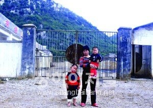 ▲ 차오샤오잉(曹小英) 씨의 아이 4명은 모두 체내 납 함유량이 기준치이상으로 나타났으며 그녀의 5살(좌측) 된 아들은 검진결과 '납중독'으로 진단받았다.