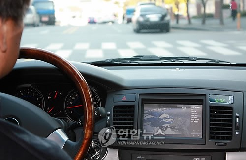 한 운전자가 DMB(디지털 멀티미디어 방송)를 시청하며 운전을 하고 있다.(자료사진)