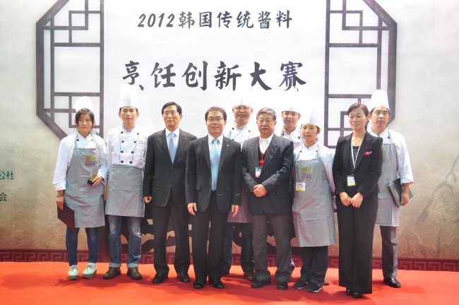 요리경연대회 수상자들, 1등 师晓雷(좌측 두번째)