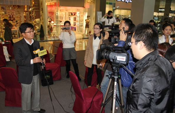 칭다오(青岛)당지 기자들과 인터뷰를 하고 있는 신성재 총경리
