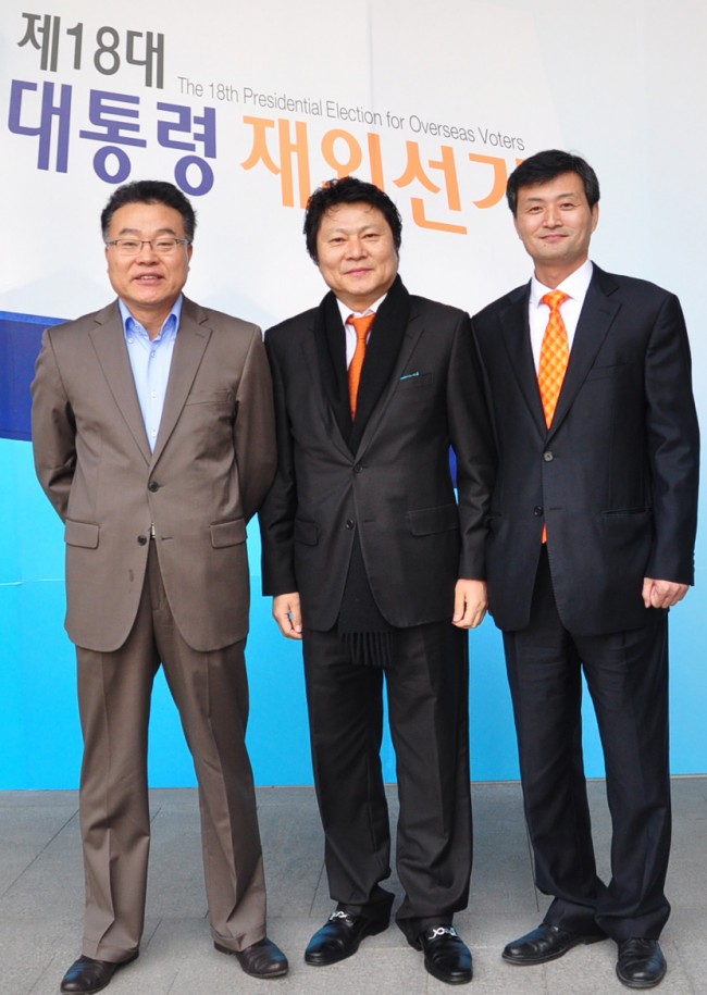 박현순 회장(가운데)와 제21대 상해한국상회 회장 후보자 안태호(좌), 정희천(우) 후보