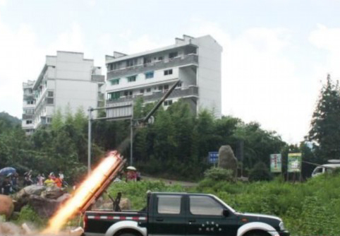 [사진=지난 30일 항저우 린안시에서 인공강우 로켓을 발사하고 있다]