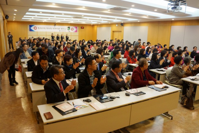 세계한인언론인연합회 회원이 김광석 회장의 강좌를 듣고 있다. 