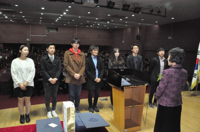 상해한국학교12년 재학 특별상을 수상한 최소라외 6명 