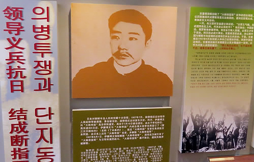19일 중국 헤이룽장성 하얼빈역에 개관한 안중근 의사 기념관 내부의 전시물