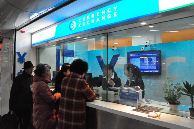 환전 수수료가 없고 은행보다 영업시간이 길어 중국 이용객들이 늘고 있다