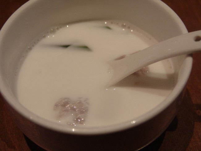 卟卟喳喳(30위안)은 달콤한 코코넛밀크로 다양한 삼발에 얼얼한 입맛을 달래주는 달콤한 디저트이다.