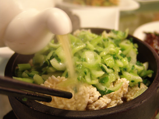 오리뼈육수의 깊고 구수한 맛이 일품인石锅菜泡饭