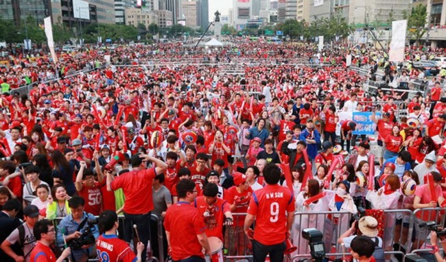 <붉은악마’ 응원부대의 물결이 장관이다>