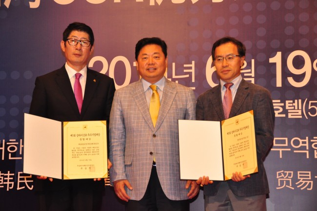 CSR우수기업 종합대상을 수상한 제성유압 이창호 회장, 구상찬 총영사, 중국삼성 정기수 상무(왼쪽부터)