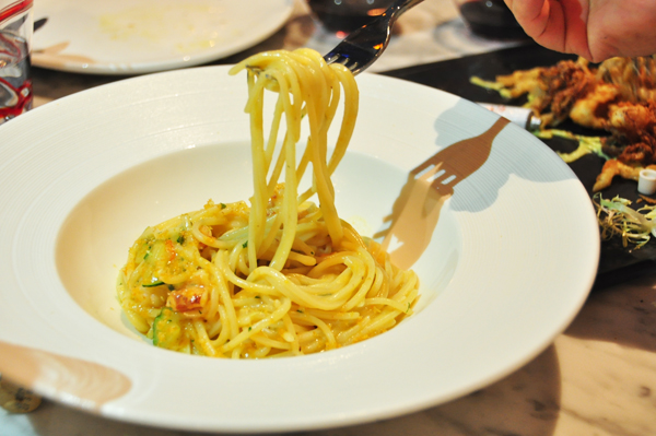 Spaghetti Chitarra Con Ricci de Mare, Bottarga e Astice 188元