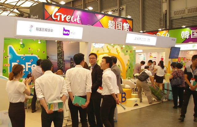 한국무역협회는 22일 중국 상하이 푸둥전시장에서 개막한 ‘2014 상하이유아용품전(CBME 2014)’에 24개 국내 기업과 함께 한국관을 마련해 참가했다. 전시장 내 한국관 부스 전경