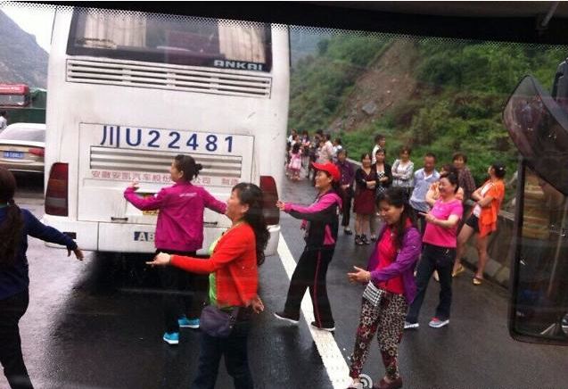 중국 웨이보에 올라온 중국 아줌마 부대가 고속도로에서 단체로 춤을 추고 있는 모습을 찍은 사진
