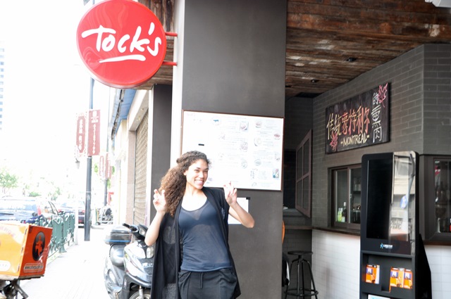 사진 찍을 준비가 되지 않았다며 쑥스러워했지만, 막상 카메라 앞에 서자 환한 미소를 지은 Tock’s 레스토랑 매니저인 Mira