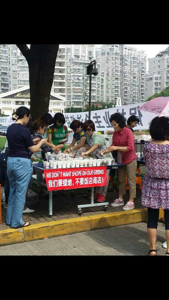 명도성에 거주중인 한국인들이 중국인들에게 한국음식을 나눠주고 있다