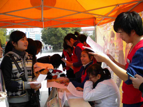 광저우의 한 도심에서 최근 열린 뎅기열 퇴치 캠페인. 상황이 심각하다는 사실을 말해준다.