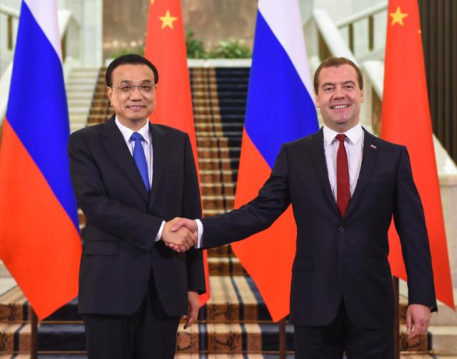 13일(현지시간) 고속철 건설 등 협력을 약속한 리커창 중국 총리(왼쪽)와 메드베데프 러시아 총리가 기념촬영을 하고 있다.