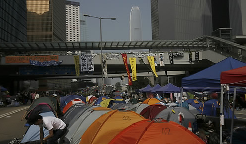 홍콩 민주화 시위대가 도심 주요 도로에 설치해놓은 바리케이드 철거를 둘러싸고 시위대와 경찰 간의 치열한 충돌이 한바탕 지나간 후 15일(현지시간) 민주화 시위대가 애드미럴티 정부청사 인근 점거지 대로에 텐트를 치는 모습