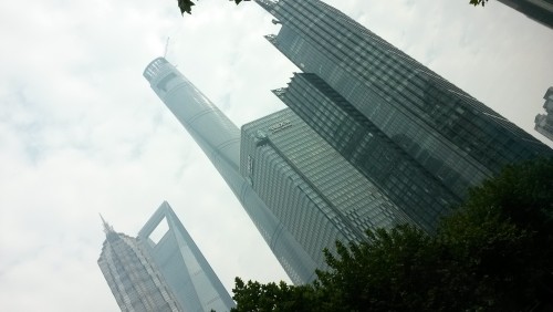 중국 상하이 푸동지구에 들어선 초고층 빌딩들. 진마오 타워, 상하이 세계금융센터와 건축 중인 상하이 타워가 나란히 서 있다.