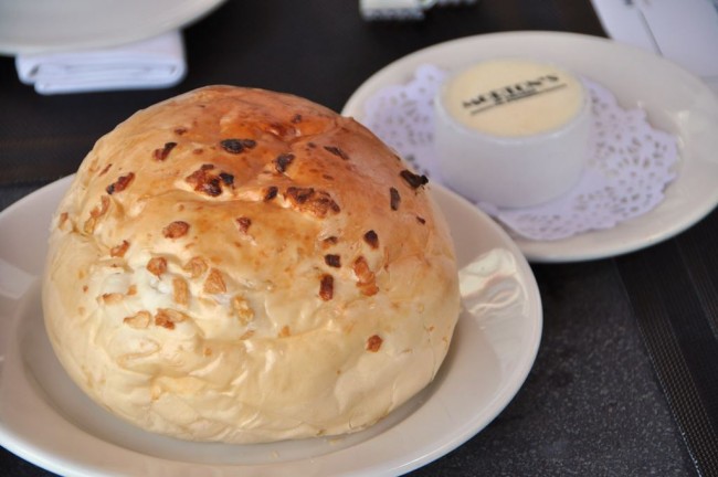 Morton’s 로고가 인상적인 버터와 식전빵