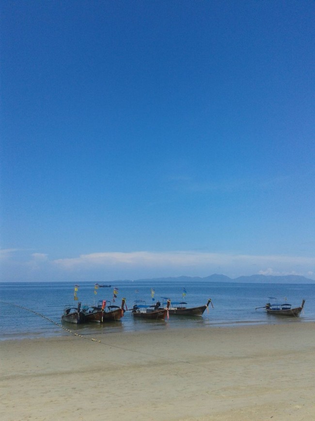 평화로운 크롱무앙 해변 모습