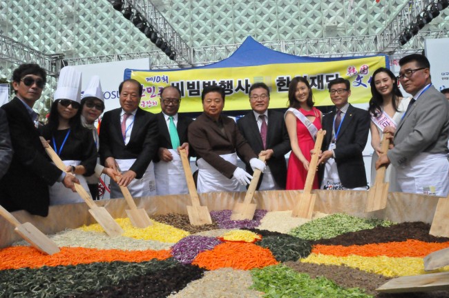 상하이 한민족큰잔치 중 한식재단의 후원으로 진행된 ‘1000인분 비빔밥’행사 