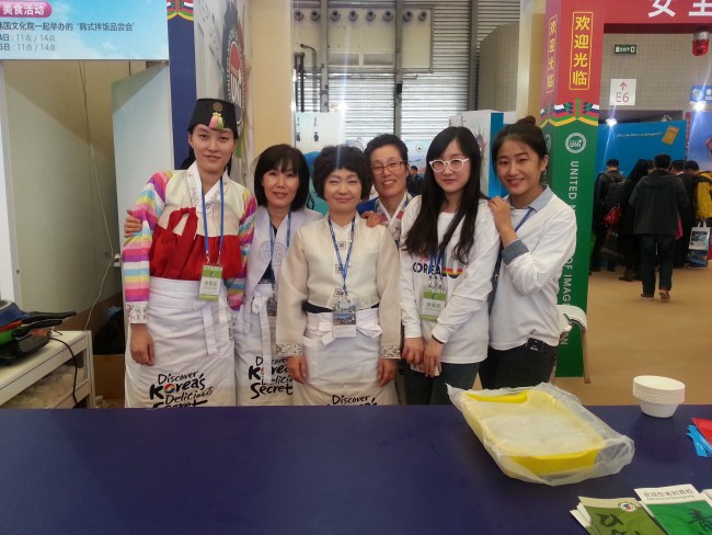 상하이 한인어머니회는 중국국제관광교역전에서 전통음식 비빔밥 시식회를 선보였다.