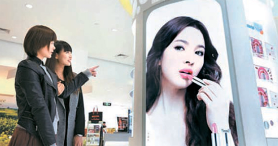 아모레퍼시픽은 올해 중국 시장에서 다양한 브랜드로 여러 유통 채널에 진출했다. 사진은 중국 상하이 팍슨 백화점의 라네즈 매장