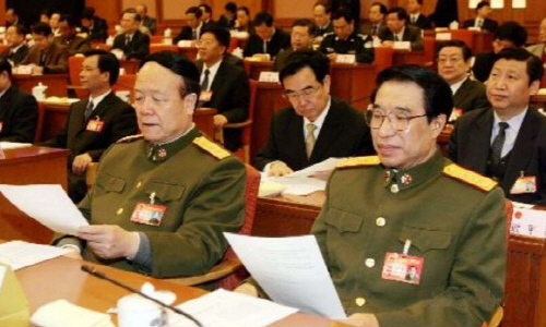 2007년 가을에 열린 중국 공산당 제17차 전국대표대회에 참석했을 때의 쉬차이허우(오른쪽)과 궈보슝 전 중앙군사위원회 부주석. 뒤에 시진핑 총서기 겸 국가주석의 모습이 보인다