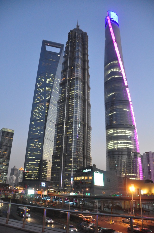 (왼쪽부터) SWFC(2008년 완공, 492m), 진마오다샤(1998년 완공, 421m), 상하이타워(2015년 완공 예정, 632m)