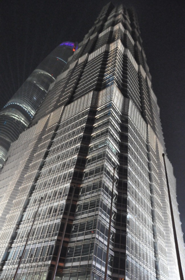 1998년 8월 8일 완공했고, 높이 421m로 중국에서 세번째로 높은 빌딩이다.