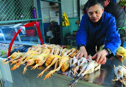 <사진= 황푸취(黄浦区)의 시장에서 판매 중인 생닭, 출처=新华社>