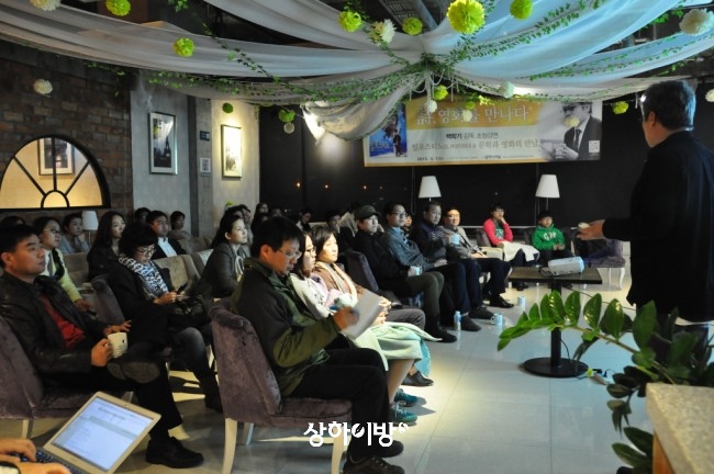 지난 13일(금), 책쓰는 상하이 8강 ‘詩, 영화를 만나다’가 타이키 커피숍에서 진행됐다.