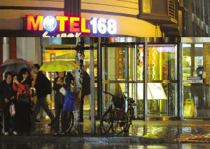 <사진= 소녀들의 성매매가 수차례 벌어진 광링루(广灵路)의 모텔, 출처=人民网 >