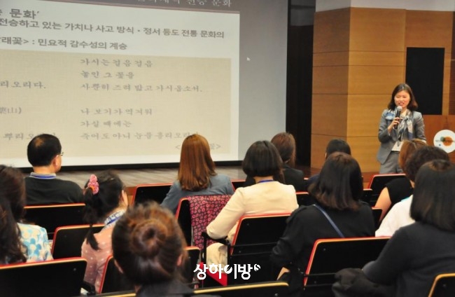 서울대학교 국어연구소 소장 고정희 교수가 한국 전통문화와 한국어교육을 주제로 강연중이다.