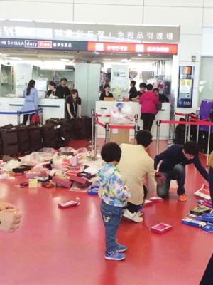 <제주공항 면세점입구에 중국인들이 버린 쓰레기를 줍는 또 다른 중국인들>
