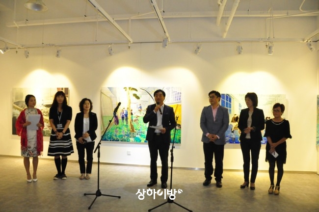 윤아르떼 박상윤 대표(가운데)가 임직원들을 소개하고 있다.