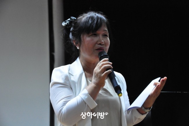 손세실리아 시인이 상해한국학교에서 강연 중이다. 