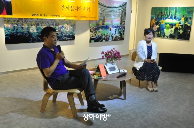 윤아르떼 박상윤 대표(左)의 진행으로 손세실리아 시인과의 