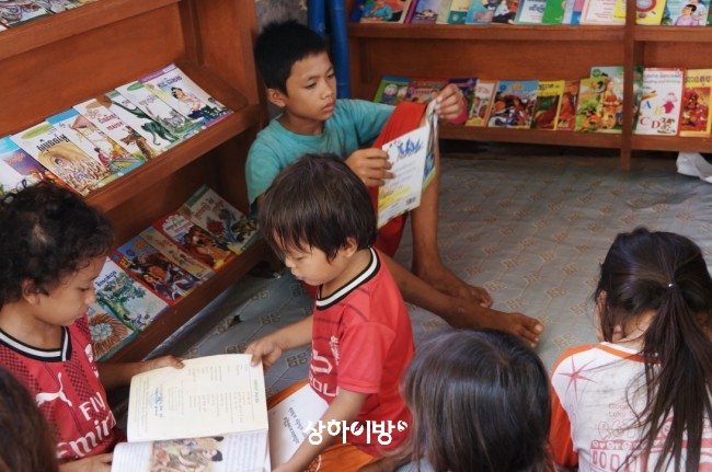 기증받은 책을 읽는 아이들