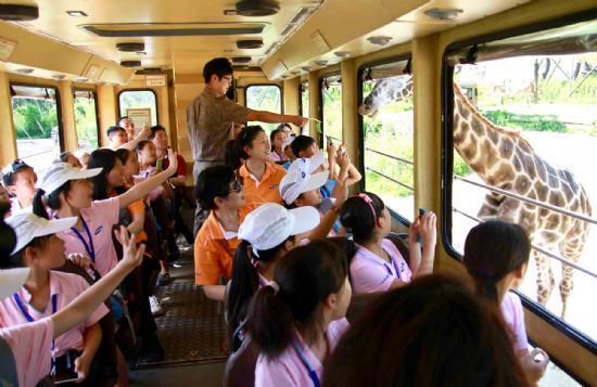 중국 삼성희망소학교 어린이들이 한국방문 기간 중 에버랜드를 찾아 로스트밸리(사파리)를 체험하는 모습