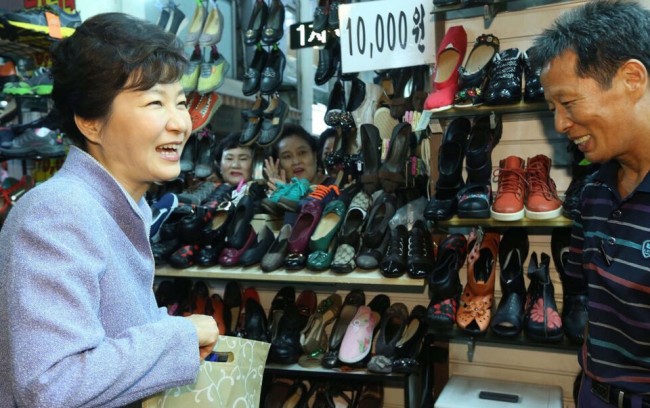 <사진= 지난 7일 대구 서문시장에서 신발 한켤레는 구매하는 박 대통령 모습>