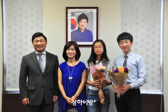 한석희 총영사, 민명홍 교장, 박세희 학생, 김재엽 학생(왼쪽부터)