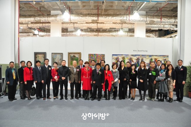 한국관 개막식에 참석한 한국 작가들과 양국 관계자들