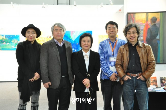 이주리·강철기·전명자 작가, 윤아르떼 박상윤 대표, 김남호 작가(왼쪽부터)