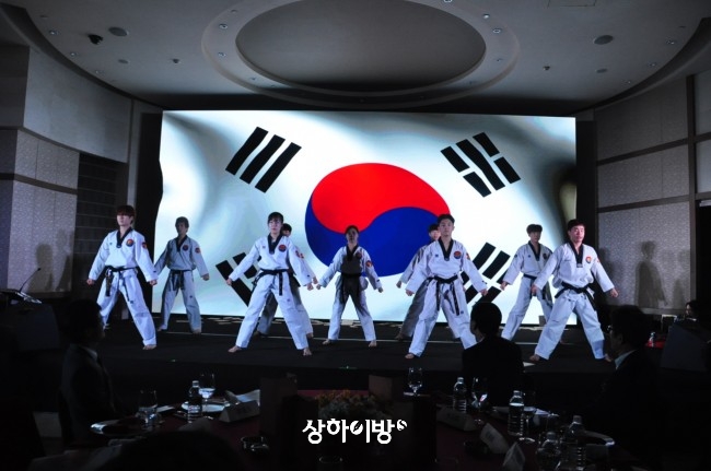 필링코리아가 태권도와 k-pop을 접목한 시범 공연을 선보이고 있다.