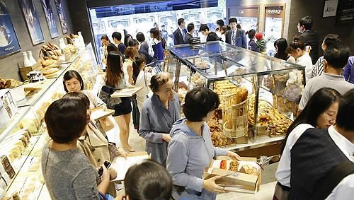 파리바게뜨 중국 1호점인 상하이 구베이점에서 중국 소비자들이 빵을 고르는 모습