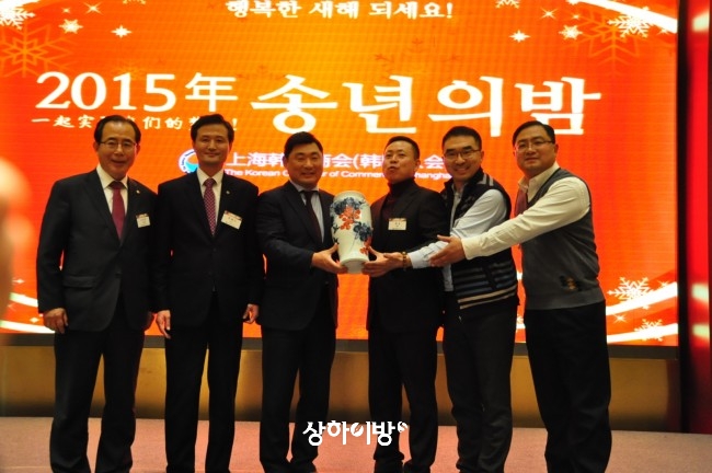 김성곤 의원, 정희천 회장, 한석희 총영사와 상해한국상회 중국 고문단(왼쪽부터)