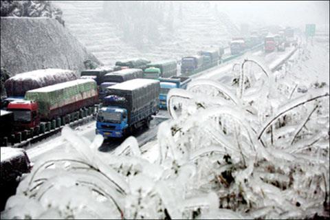 2008년 당시 중국 남부를 강타한 폭설과 한파로 고속도로에 수일째 갇혀있는 차량들